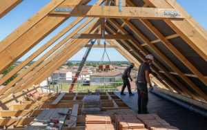 Installation d'un écran sous toiture sur une charpente en bois.