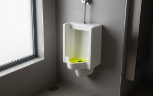 Urine jaune fluorescent dans un environnement de salle de bain propre.